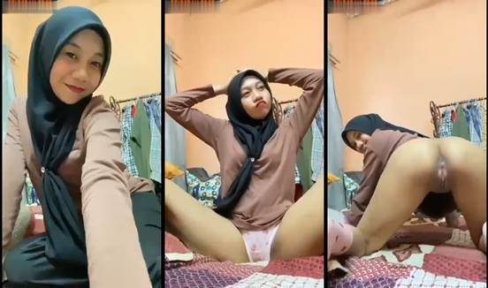 Bokep pacar jilbab nungging pamerin memek